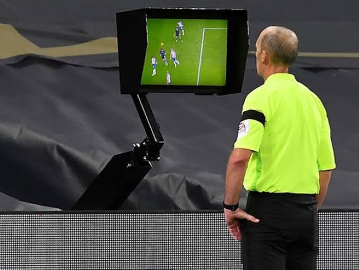Dampak Teknologi VAR Dalam Dunia Sepak Bola Modern